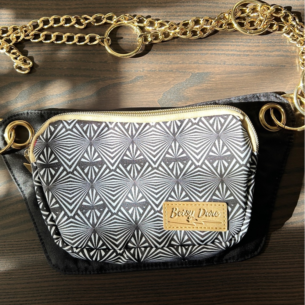 NWOT Betsy Dare Convertible Crossbody/Belt Bag Black/White Size Inclusive